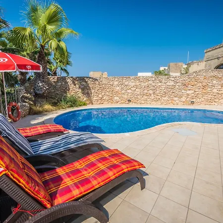 3 Bedroom With Private Pool & Views Nadur