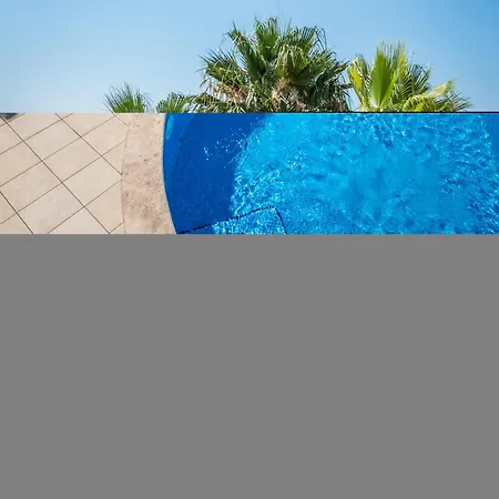 3 Bedroom With Private Pool & Views Ferienhaus